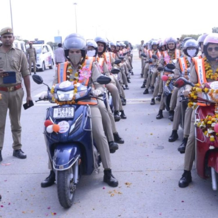 विंध्यांचल से गौतमबुद्ध नगर पहुंचने पर महिला पुलिस कर्मियों पर बरसे फूल ही फूल