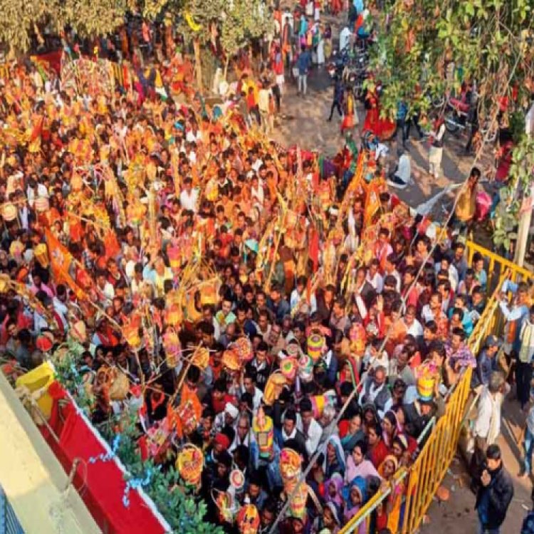 जलाभिषेक हेतु शिव मंदिरों में उमड़ी कांवड़ियों की भीड़